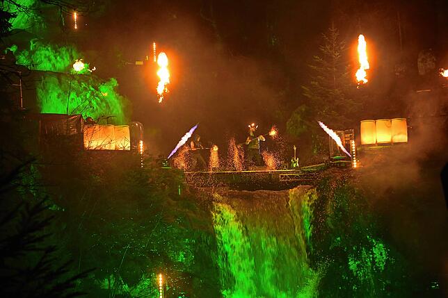 Bild 2: Wie ein Feuerkünstler den Triberger Wasserfall in ein Flammenmeer verwandelt