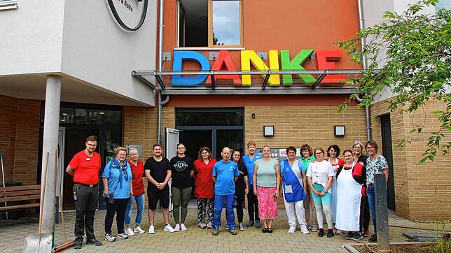 Ihren Dank für die Hilfe nach dem Starkregenereignis im Juni drücken die Mitarbeiter der Pflegeeinrichtung In den Brunnenwiesen aus (von ...
