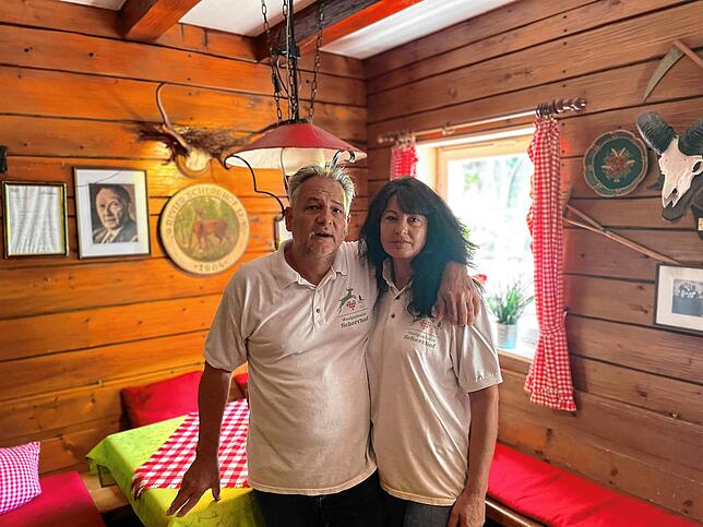 Es geht auch ohne: Ajshe Sokoli und Thomas Lempert vom Landgasthaus „Scherrhof“ verzichten auf Burger und Handy-Empfang.