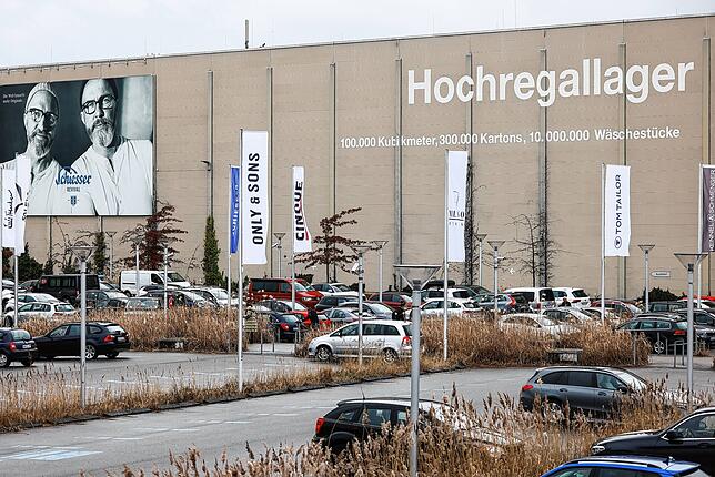 Logistikdrehkreuz Radolfzell mit Hochregallager. Einst arbeiteten für Schiesser 4000 Menschen. Wie viel es heute sind, ist unklar. Das ...