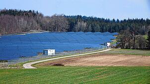 Zwei zusammengenommen fast 15 Hektar große Freiflächen-PV-Anlagen produzieren in der Gemeinde Leibertingen bereits klimafreundlichen ...