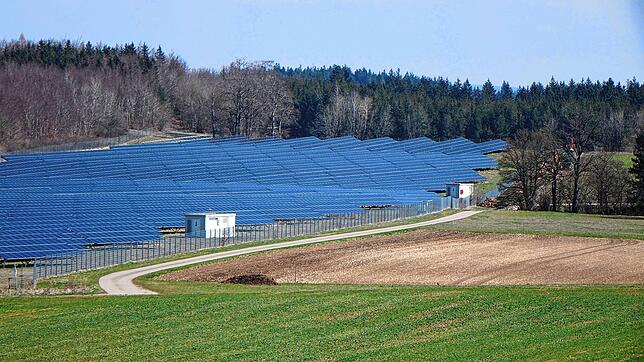 Zwei zusammengenommen fast 15 Hektar große Freiflächen-PV-Anlagen produzieren in der Gemeinde Leibertingen bereits klimafreundlichen ...