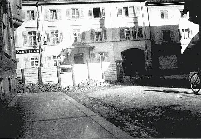 Panzersperren vor dem „Hotel Schützen“ (heute Woolworth).
