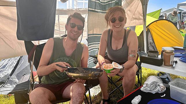 Maro Atzon (34 Jahre) und Lisa Kiltz (34) haben zum Frühstück Rührei gemacht. Noch besser war gestern Morgen ihre Shakshuka.