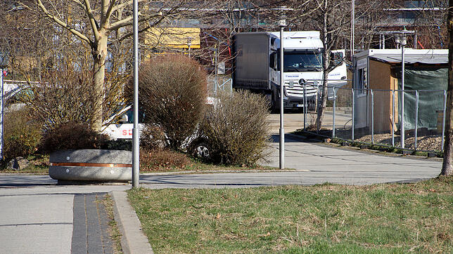Die Straße Ob der Kehr in der Blumberger Kernstadt befahren während des Baus des zweiten Pflegeheims und des Neubaus der Sozialstation ...