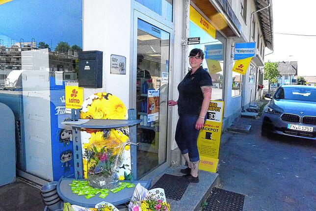 Vor der Bft-Tankstelle in Untersiggingen wartet Claudia Wolfinger auf Kunden. Sie schätzt die Einbußen auf bis zu 60 Prozent.