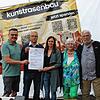 Die Arbeiten für den Kunstrasenplatz Niederhof beginnen in Kürze. Im Bild Bürgermeister Adrian Schmidle, der Vorsitzende des ...