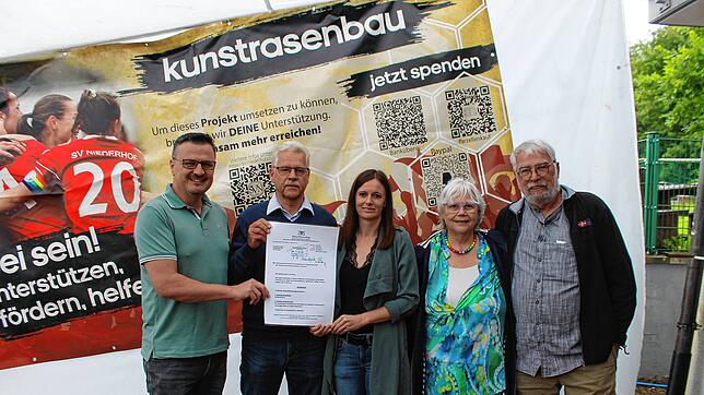 Die Arbeiten für den Kunstrasenplatz Niederhof beginnen in Kürze. Im Bild Bürgermeister Adrian Schmidle, der Vorsitzende des ...