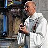 Unter Einschränkungen: Pfarrer Heinz Vogel feierte am Sonntag mit rund 80 Gläubigen im Radolfzeller Münster einen Wortgottesdienst. ...
