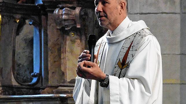 Unter Einschränkungen: Pfarrer Heinz Vogel feierte am Sonntag mit rund 80 Gläubigen im Radolfzeller Münster einen Wortgottesdienst.