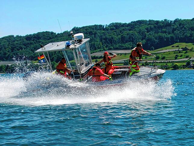 Mit über 50 Stundenkilometern peitscht das DLRG-Rettungsboot vom Öhninger Hafen zu einem Übungseinsatz auf dem Bodensee zum Strandbad ...
