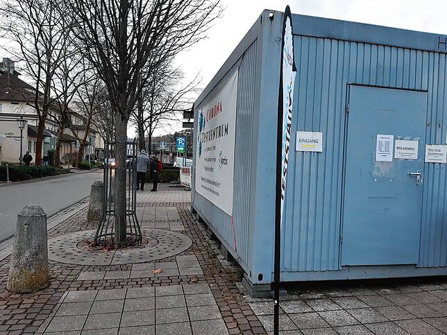 Wöchentlich nutzen hunderte Besucher des Klinikums Hochrhein (im Hintergrund) die Corona-Teststation auf dem Waldshuter Viehmarktplatz.