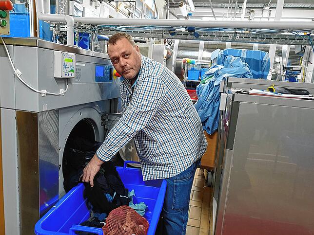 Drei Tage ohne Wasser? Torsten Klaiber von der Wäscherei Klaiber bekommt schnell Unterstützung. Dank der Feuerwehr kann er am Samstag ...