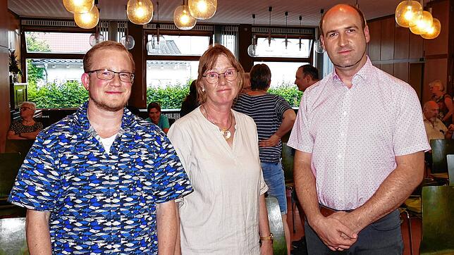 Pfarrer Samuel Schelle, Dekanin Regine Klusmann und der Vorsitzende des Kirchengemeinderates, Stephan Spillecke (von links), erläuterten ...
