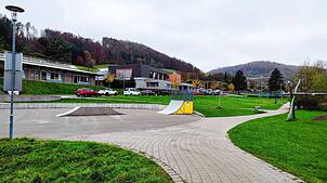 Das Gelände vor dem Rathaus mit integriertem Spiel- und Bolzplatz sowie Grünfläche für Veranstaltungen soll künftig Paul-Hauser-Platz ...