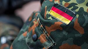 Soldaten der Bundeswehr sollen in Schwaben ein Ferienprogramm für Kinder anbieten. Die GEW hält davon nichts. (Symbolbild)