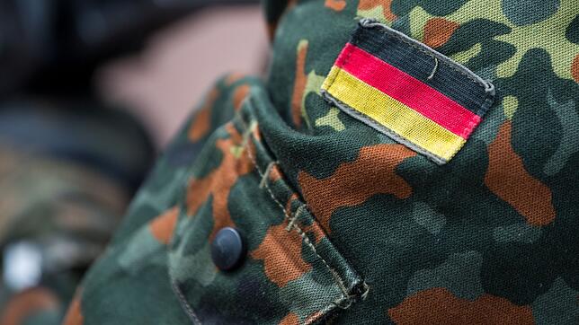 Soldaten der Bundeswehr sollen in Schwaben ein Ferienprogramm für Kinder anbieten. Die GEW hält davon nichts. (Symbolbild)