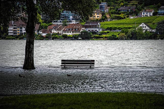 Hochwasser auch in der Schweiz wie hier in Nidau am Bielersee. Die Unwetter der letzten Tage haben den Wasserstand des Sees stetig ...