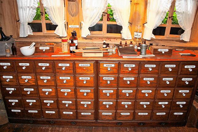 Apothekerschrank der Todtmooser Marienapotheke aus dem Jahr 1903