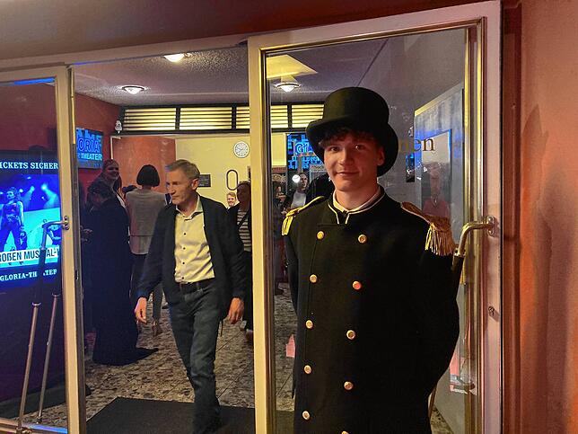 Bild 11: Gute Laune bei der Premiere des Musical-Karussells im Gloria-Theater