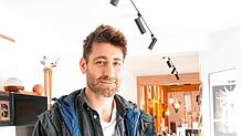 Benjamin Wolffs steht im Showroom seines Unternehmens. Er verkauft über das Internet Designobjekte zum Alltagsgebrauch. Bild: Susanne Filz