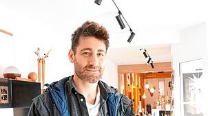 Benjamin Wolffs steht im Showroom seines Unternehmens. Er verkauft über das Internet Designobjekte zum Alltagsgebrauch. Bild: Susanne Filz