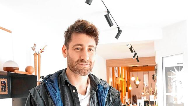 Benjamin Wolffs steht im Showroom seines Unternehmens. Er verkauft über das Internet Designobjekte zum Alltagsgebrauch. Bild: Susanne Filz
