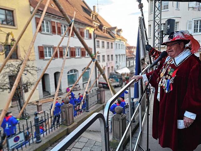 Narrenpräsident Sigmar Hägele auf der Ehrentribüne beim Narrenbaum stellen.