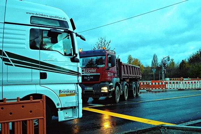 Ein Lastwagen (links) hatte am Montagmorgen wohl die Umleitungsschilder übersehen. Fast wäre es hier zu einem Zusammenstoß gekommen.