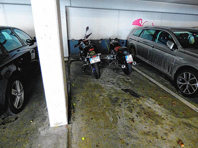 Diese beiden Motorräder standen den gesamten Winter 2019 unbewegt auf einem Stellplatz im Parkhaus Post. Damit sparen sich die Halter ...