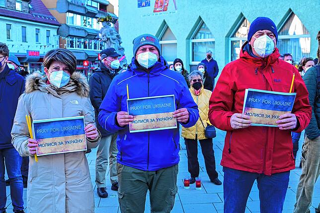 &bdquo;Bete für Ukraine&ldquo; steht auf den Plakaten, die diese Teilnehmer hochhalten.