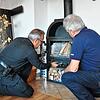 Schornsteinfeger Wolfgang Satzger aus Konstanz und sein Kunde Wolfgang Butscher aus Überlingen bei der Feuerstättenschau. Wegen der ...