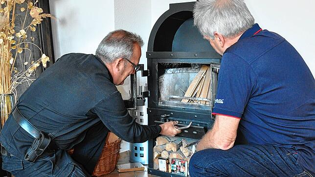 Schornsteinfeger Wolfgang Satzger aus Konstanz und sein Kunde Wolfgang Butscher aus Überlingen bei der Feuerstättenschau. Wegen der ...