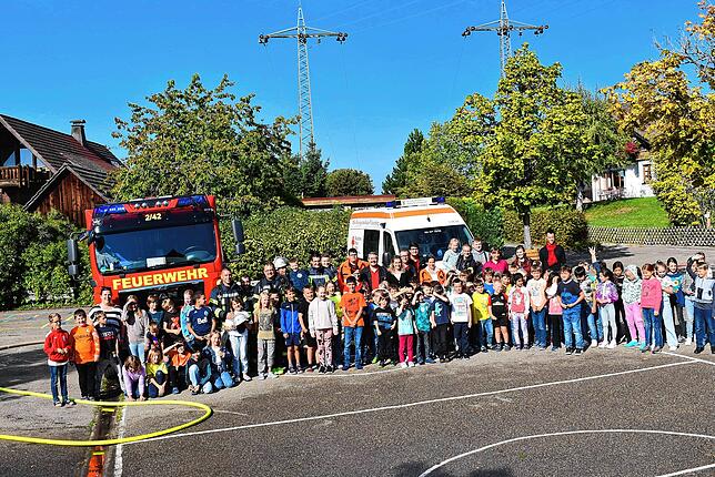 Eine spannende Schulstunde erlebten die Kinder der Grundschule mit der Feuerwehr. Nachdem sie viel über die Aufgaben der Rettungsdienste ...