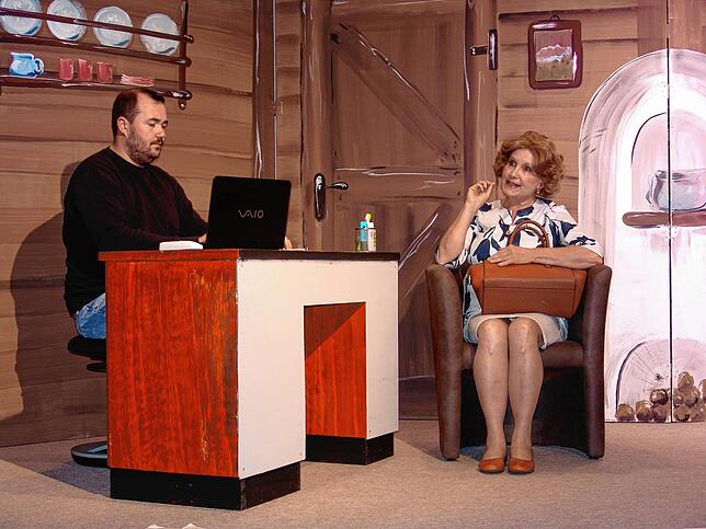 Luise (Elisabeth Straub) will vor dem Antritt einer Donau-Schiffsreise bei Versicherungsvertreter Hartmut Knapp (Leonard Straub) eine ...