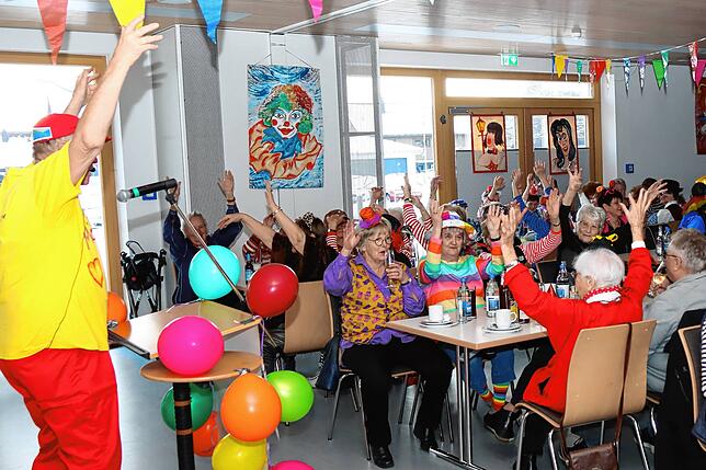 Programm und Schunkelrunden sorgen für tolle Stimmung im Bürgerzentrum.