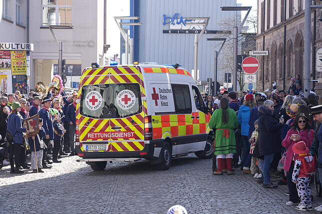 Rot-Kreuz-Wagen an der Fasnacht im Einsatz in Villingen: Nicht nur Fluchtwege, auch Rettungswege müssen bei Bedarf frei sein.