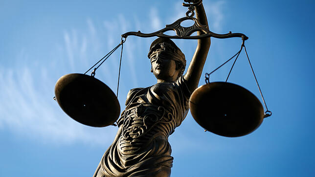Eine Statue der Justitia hält eine Waage in der Hand (Symbolbild). In der Schweiz hat ein falscher Anwalt viel Geld kassiert.