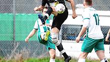 Der FC Tannheim (Stephan Schwörer, Mitte) musste sich der SG Riedöschingen/Hondingen klar mit 0:4 geschlagen geben.