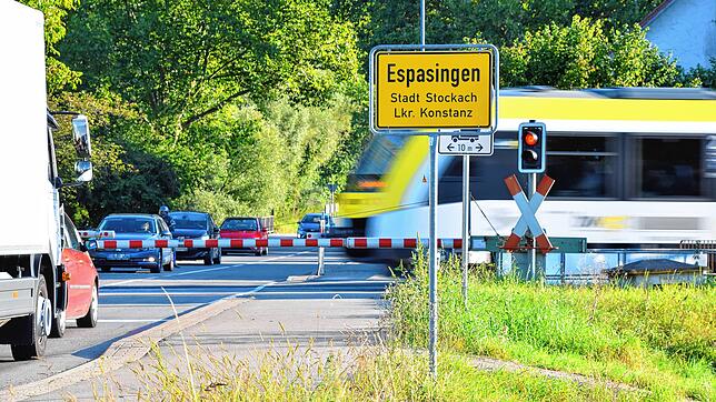 Der Bahnübergang am Ortseingang von Espasingen. Wenn die Ortsumfahrung kommt, wird es ihn nicht mehr geben. Fördergelder hängen sogar ...