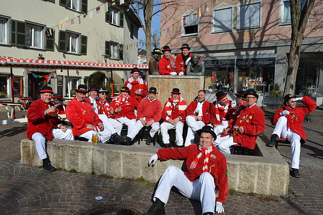 Bild 2: Vermesser der Zukunft treffen Verwaltung der Steinzeit: </span>So haben die Narren die Stadt erobert</span>