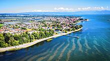 Am DLRG-Strand bei Langenargen türmen sich im August die Algen.