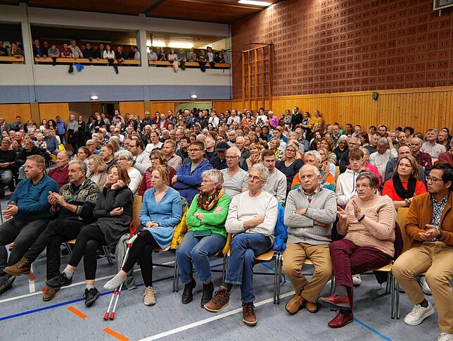 Zahlreiche Menschen kommen zur zweiten Kandidatenvorstellung in Tengen, um die Kandidaten für den zweiten und letzten Wahlgang zu erleben.