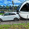 Der Zug erfasste den Audi und schob ihn noch einige Meter weiter.