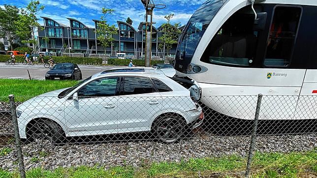 Der Zug erfasste den Audi und schob ihn noch einige Meter weiter.