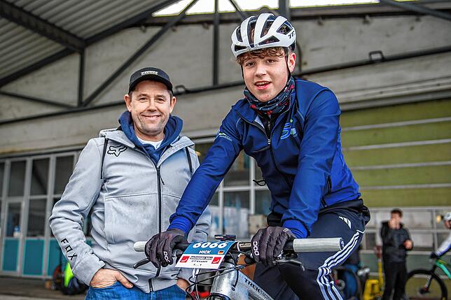 Teamwork: Vater Stephan Urich (links) ist für Sohn Nick der wichtigste Unterstützer. Er begleitet ihn zu allen Wettkämpfen.