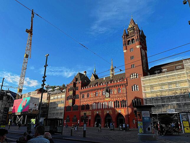 Am Basler Rathaus startet zur Eröffnung des ECS die bunte Parade über den „türkisen Teppich“.