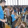 Trompeterin Leonie Mettler zeigte den interessierten Kindern, wie man das Instrument richtig hält und spielt.