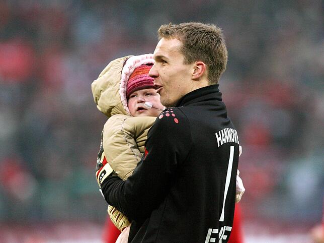 Robert Enke im März 2006 mit Tochter Lara, die mit zwei Jahren an einer Herzanomalie starb. Robert Enke nahm sich am 10. November 2009 ...