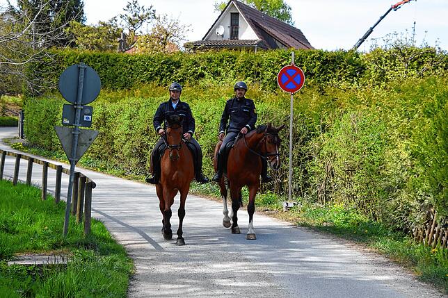 Die Beamten reiten langsam auf den Uferweg Richtung Marienschlucht zu.